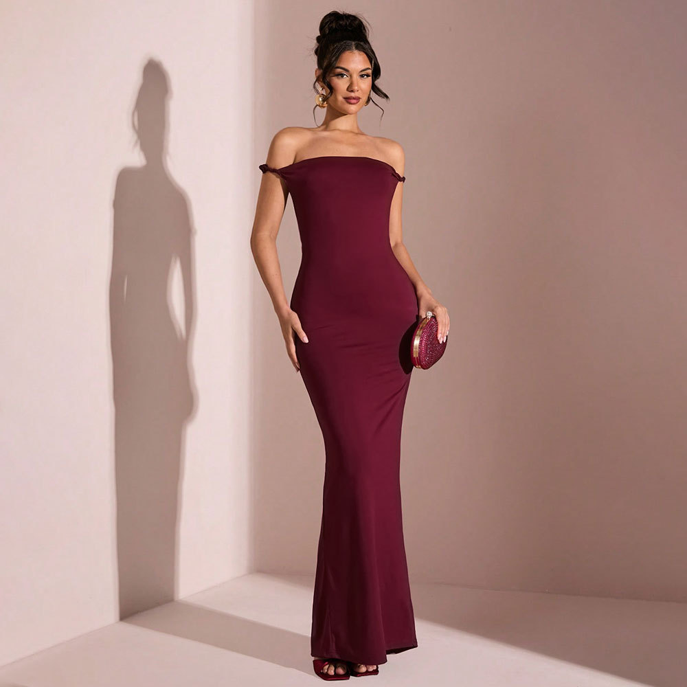 A chestnut pleated backless extra-long dress